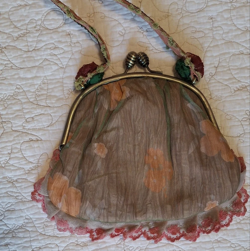 Malina Artisan Style Kiss Clasp Purse - Picture 7 of 9